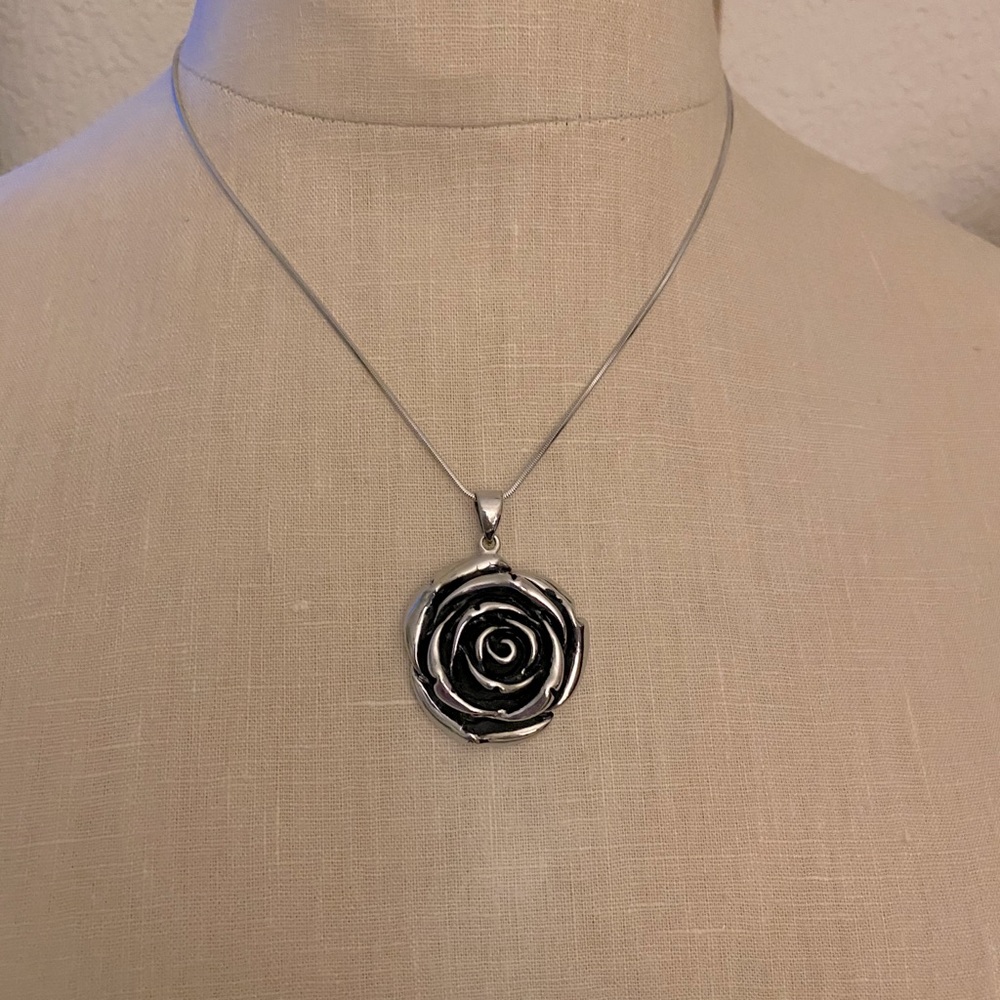 Metal flower pendant with chain